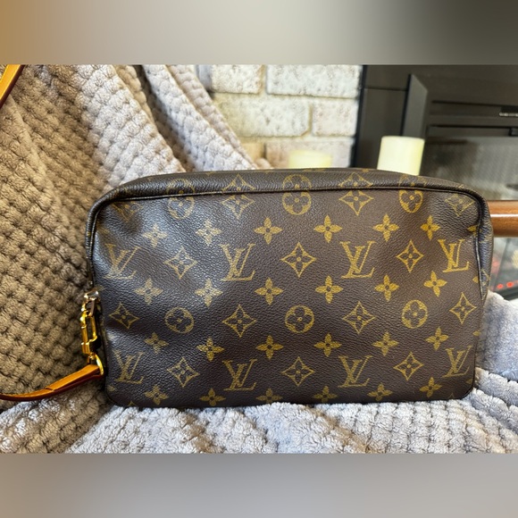 Louis Vuitton Handbags - Louis Vuitton trousse 28 crossbody
